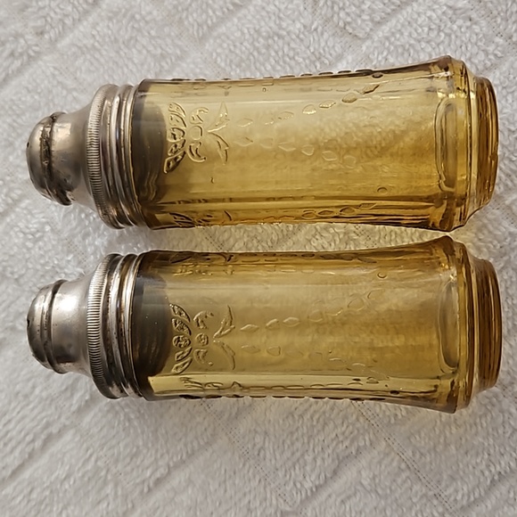 Madrid Pattern Amber Colour Salt and Pepper Shakers Depression Glass Vintage - Picture 5 of 7